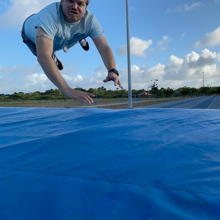 Evert JanBoon zweeft boven een trampoline in het sportstadion SDK op Curaçao