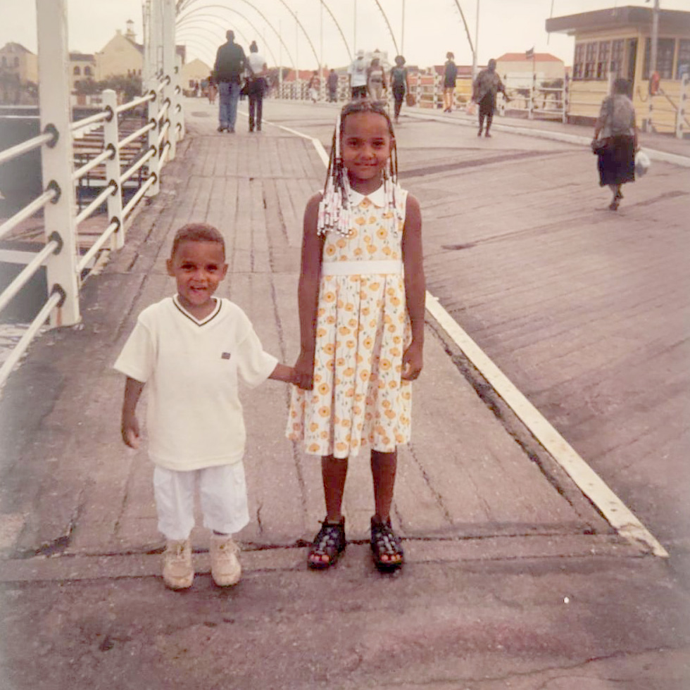 Rowana Legito als kind met haar broertje op de Pontjesbrug op Curaçao