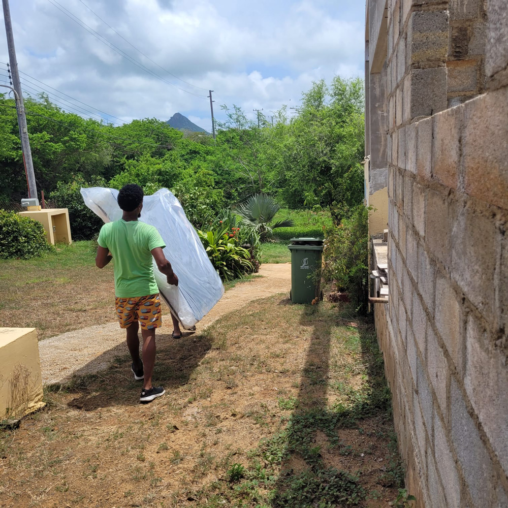 Matras wordt geleverd bij een huis op Curacao